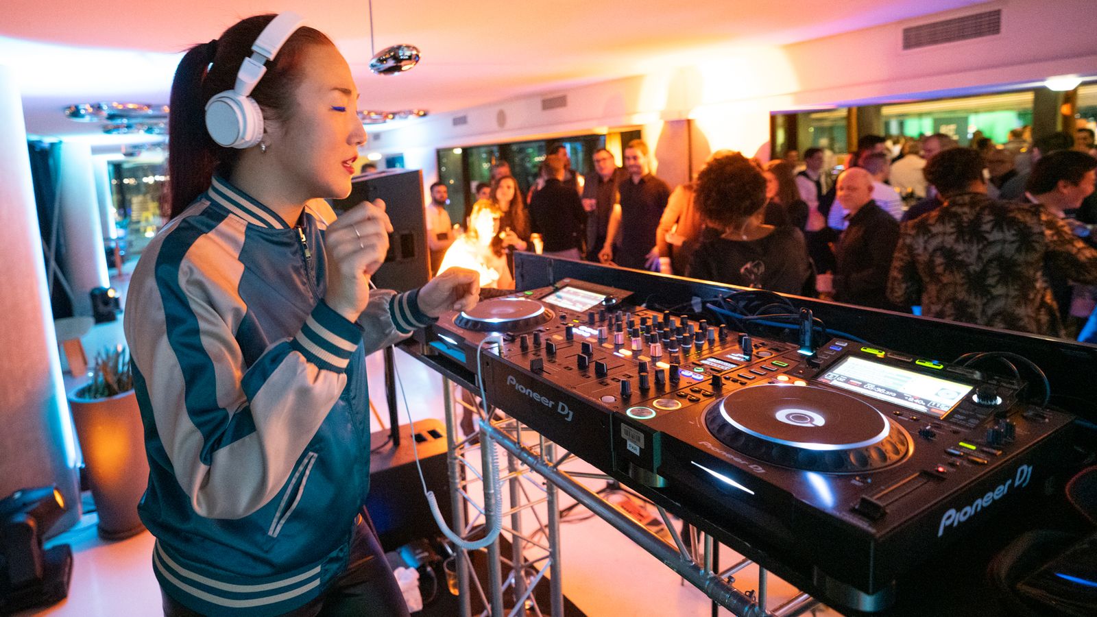 DJ aux platines pendant la soirée du séminaire BMW à Marseille