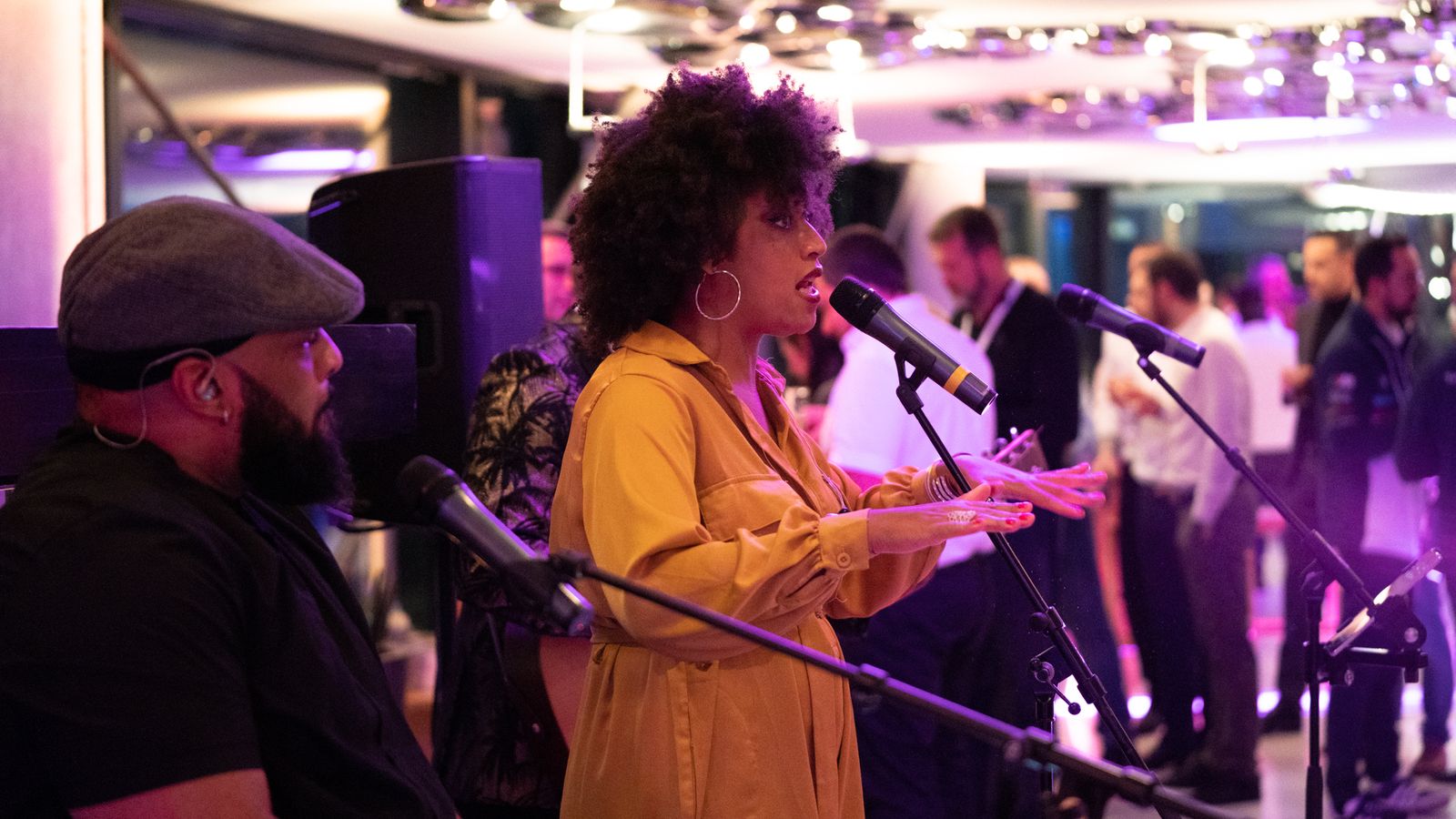 Chanteurs de CK's Band au micro pendant la soirée BMW